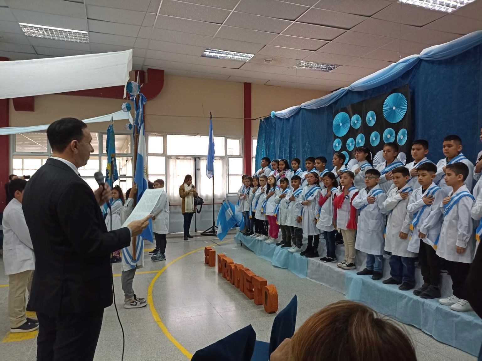‘Compromiso con el futuro’: Alumnos de 4º grado junto a sus familias prometieron la Bandera en Trelew
