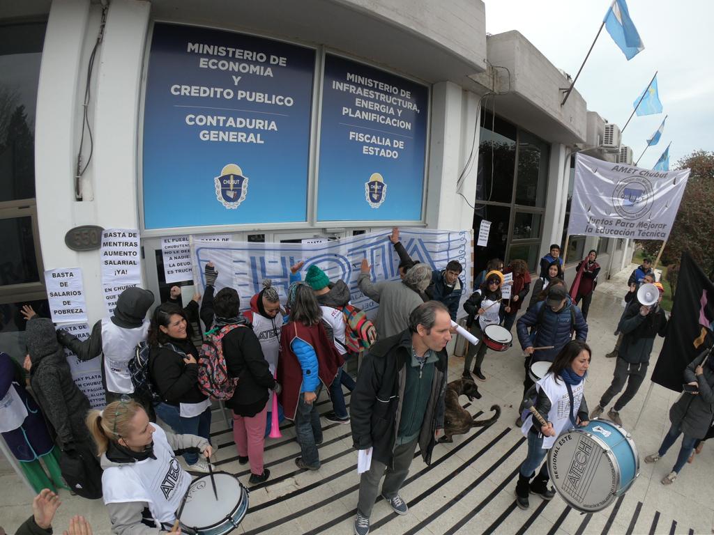 Docentes continuarán el paro hasta la semana próxima: hubo marcha en Rawson pero no fueron atendidos