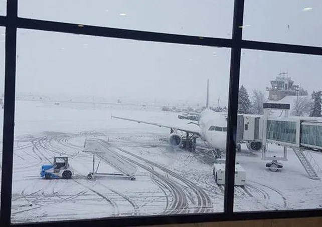 Ushuaia: cerraron el aeropuerto y reprograman vuelos por el temporal de nieve