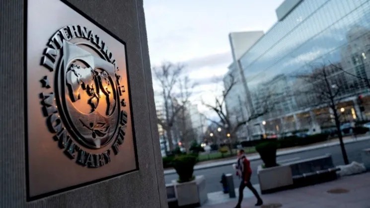 Alivio para la Argentina: el FMI considera reducir los sobrecargos sobre sus créditos