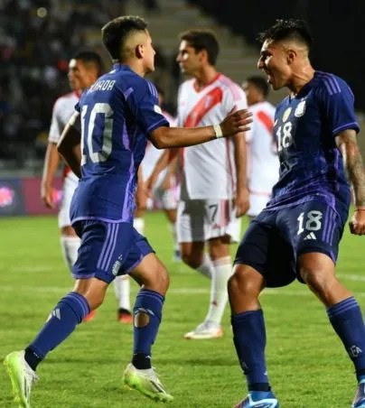 Sub 23: Argentina se impuso 2 a 0 frente a Perú y lidera la zona