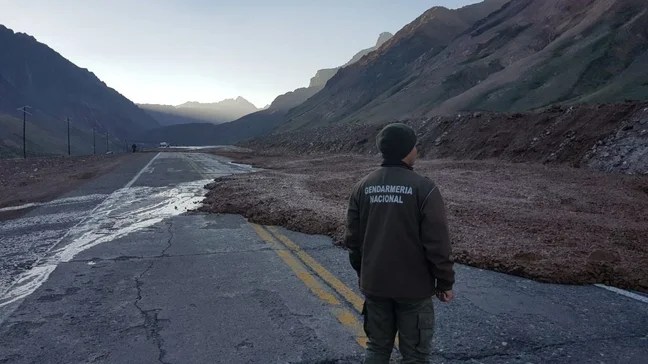 Un alud cortó el tránsito en la Ruta Internacional 7 en el paso Cristo Redentor camino a Chile