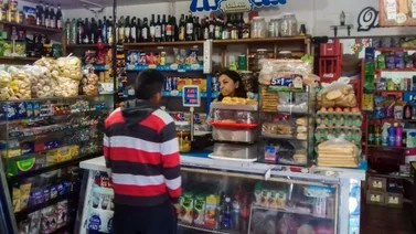 La crisis del consumo desconcierta a los supermercados y reposiciona a los comercios barriales