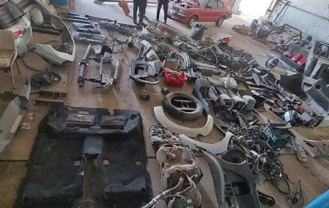 Investigan a policías por vender partes de vehículos secuestrados