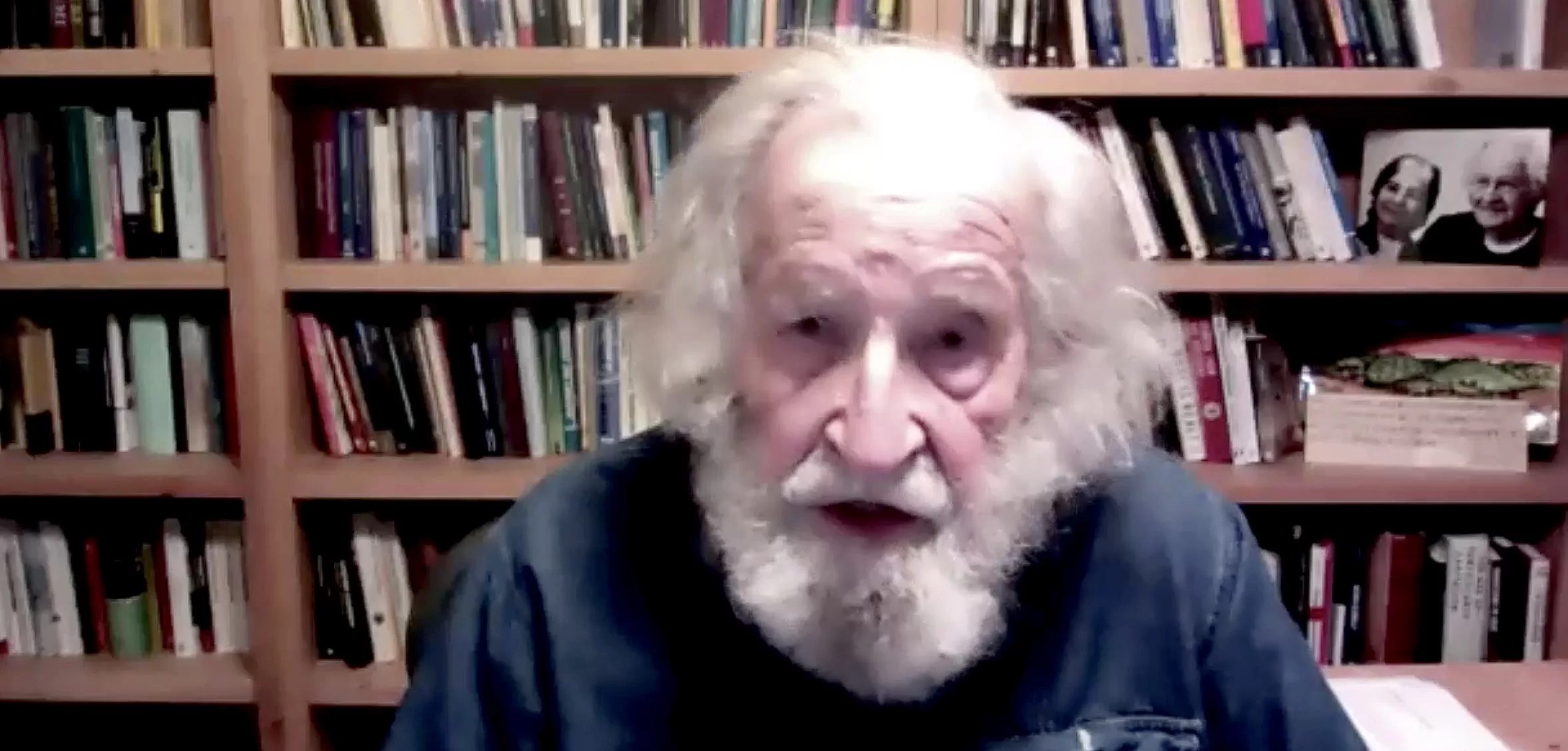 Para Chomsky, las IA no son inteligentes sino sofisticados softwares de plagio