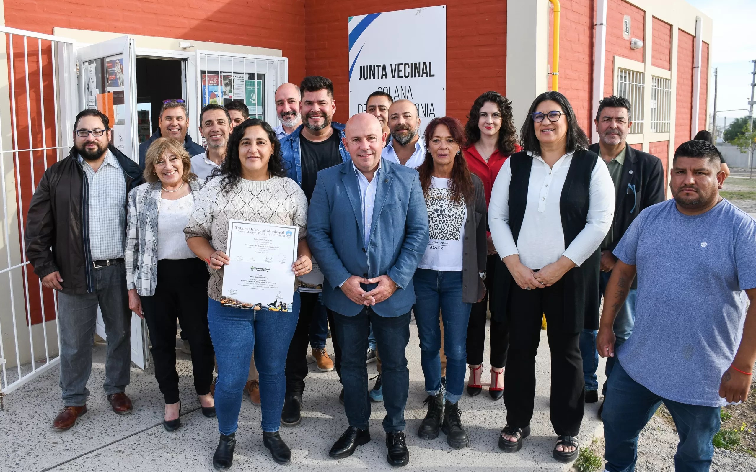 Nuevos representantes vecinales en Madryn: Sastre entregó los certificados en Solana de la Patagonia