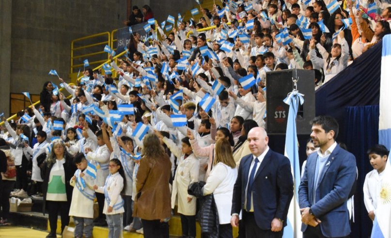 Más de 500 niños prometieron la Bandera en Madryn