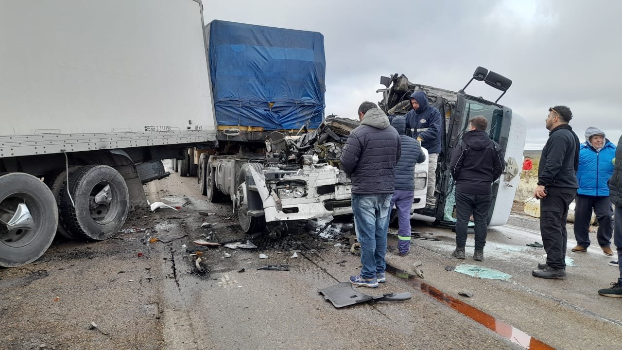 La nieve y el hielo hacen estragos: choque en cadena de camiones en Ruta 3 entre Trelew y Comodoro