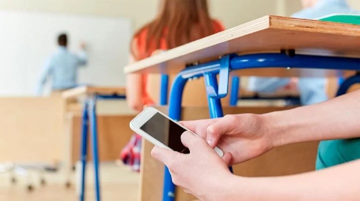 ¿En qué países está prohibido el celular en la escuela y qué resultados obtuvieron?