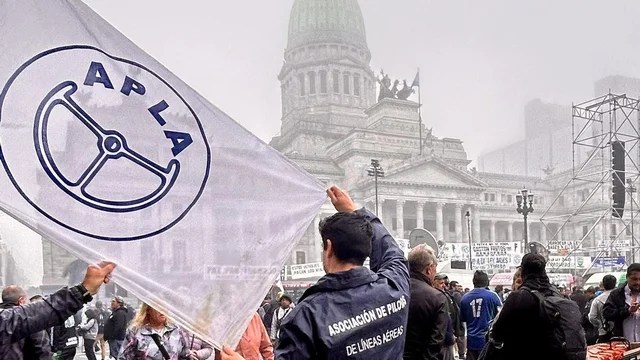 Pilotos- La Justicia suspendió los decretos que declaran al transporte aéreo servicio esencial