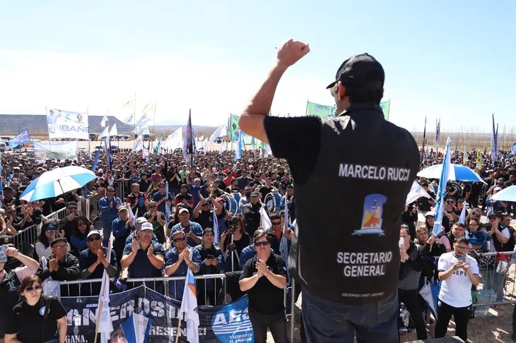 Petroleros y las cámaras empresariales lograron un acercamiento: siguen hoy las negociaciones
