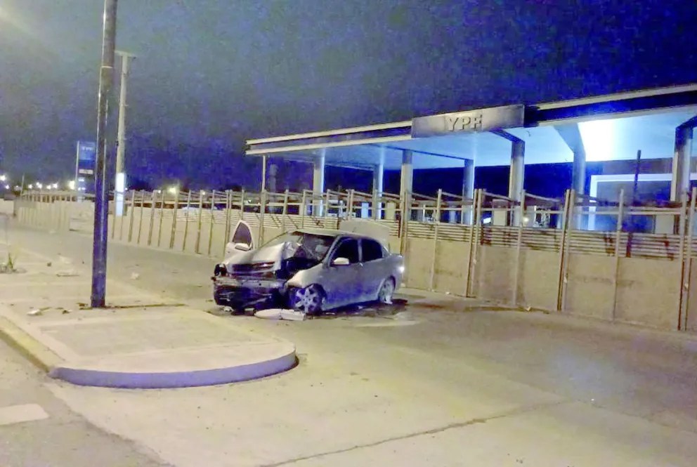 Chocó contra una palma de alumbrado en Rawson y se salvó de milagro