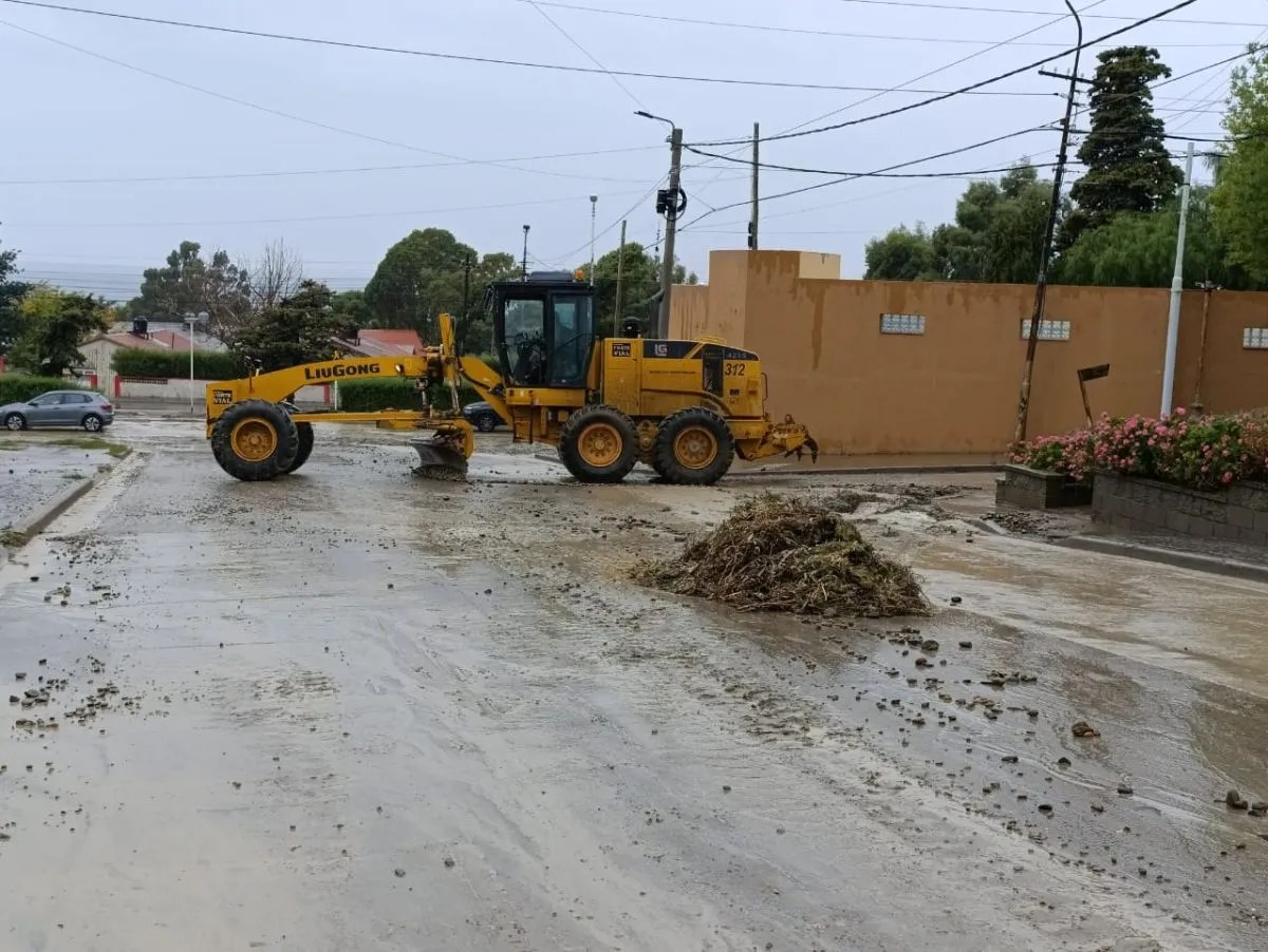 Comodoro: El Municipio avanza en la limpieza de los sectores anegados por la lluvia