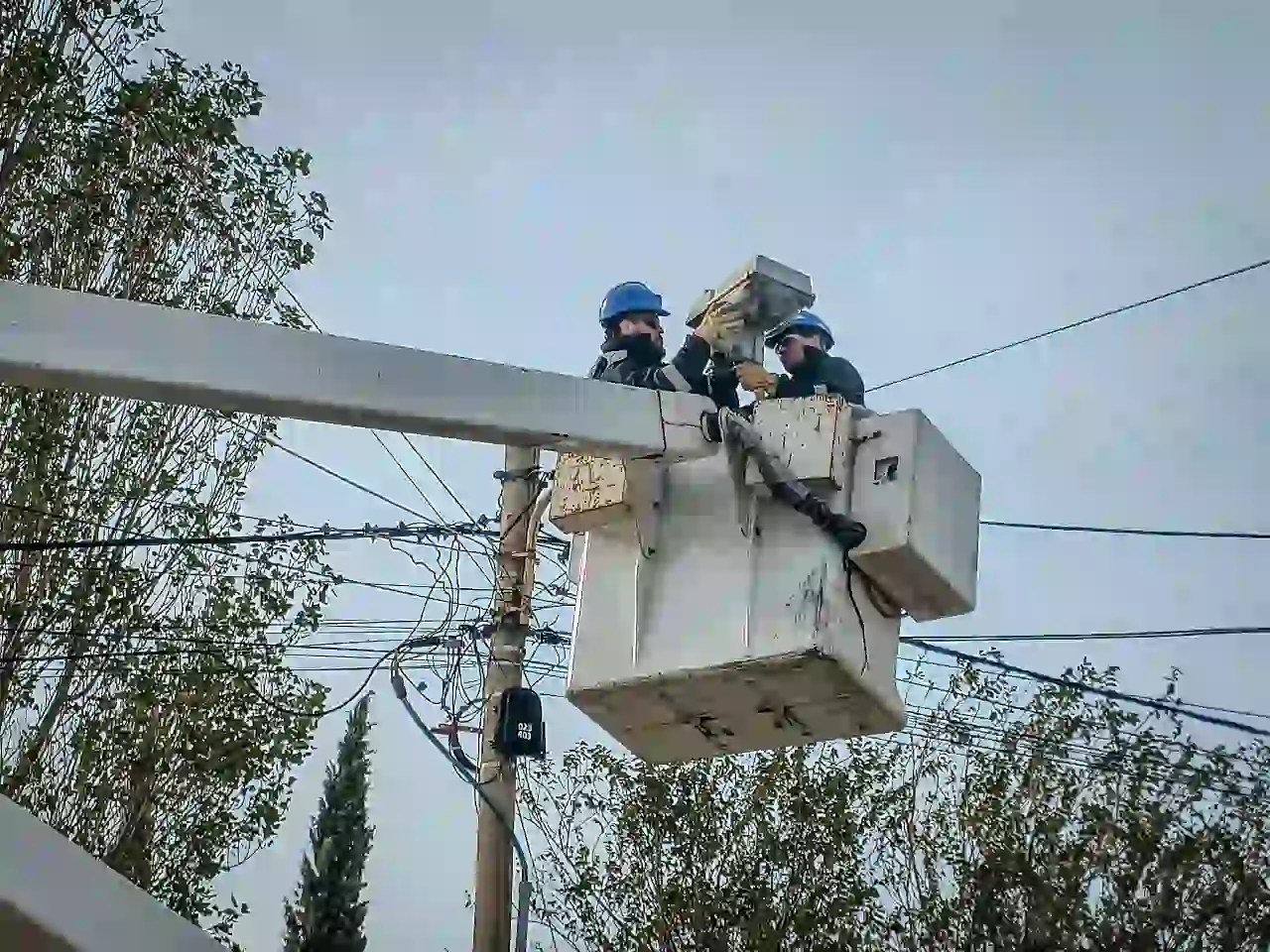 Servicoop realiza repotenciación de alumbrado en distintos puntos de Madryn
