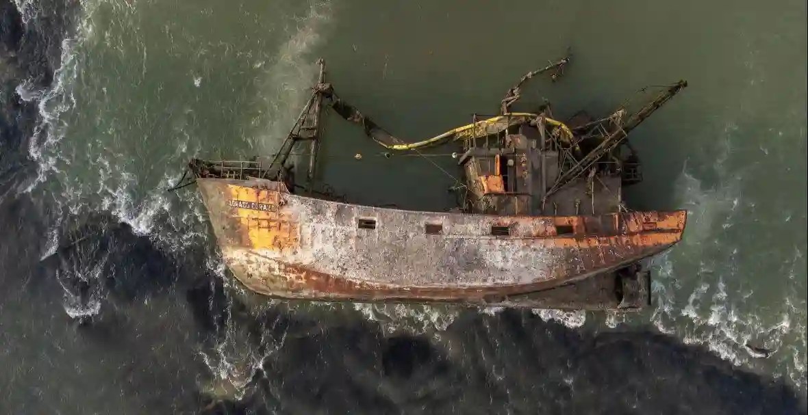 Puerto Rawson: Provincia reflotará el buque hundido en medio del río Chubut hace nueve años