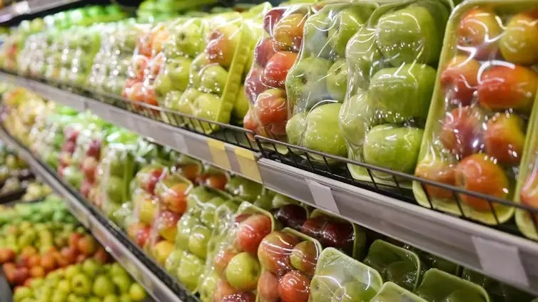 Cuidado con los aditivos tóxicos del plástico que ingerimos a través de los alimentos