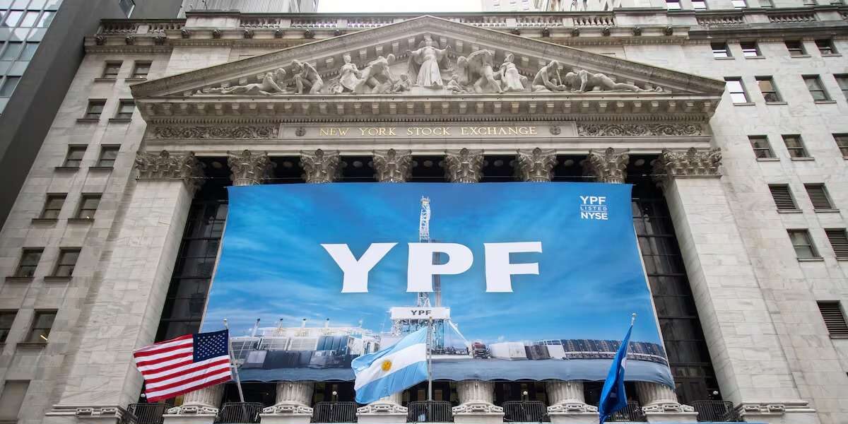 Fallo favorable para Argentina en la causa por YPF: el país podrá apelar sin entregar las acciones de la petrolera 