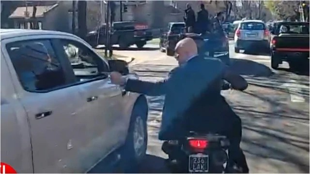 Le tiraron piedrazos a la caravana de Javier Milei en Lomas de Zamora y Espert se escapó en moto
