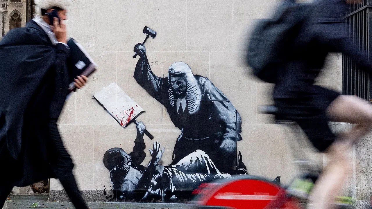 Arte Urbano: Banksy sacude Londres con un desafiante mural en los Tribunales
