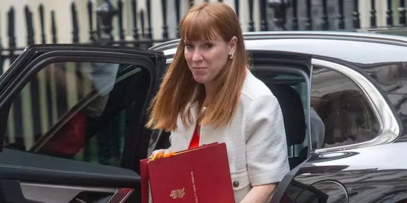 Escándalo en el Reino Unido: renunció la viceprimera ministra por evadir 40.000 libras de impuestos