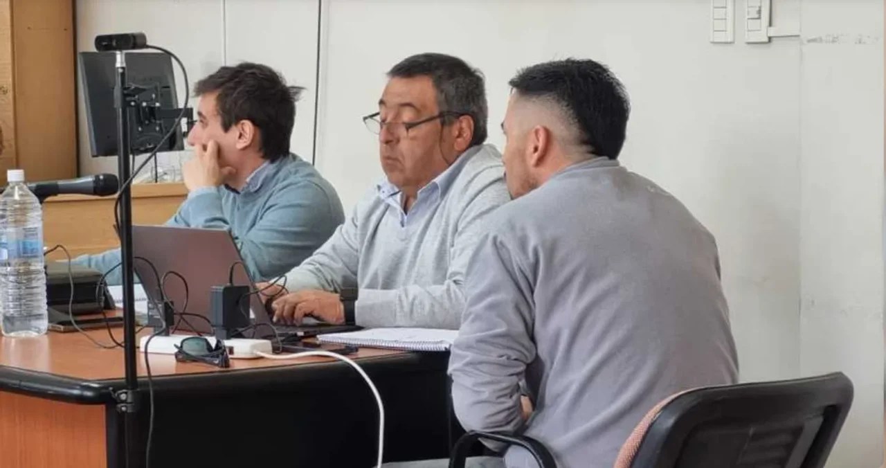 Piden siete años y medio de prisión para el ex policía que extorsionó a un detenido en Esquel