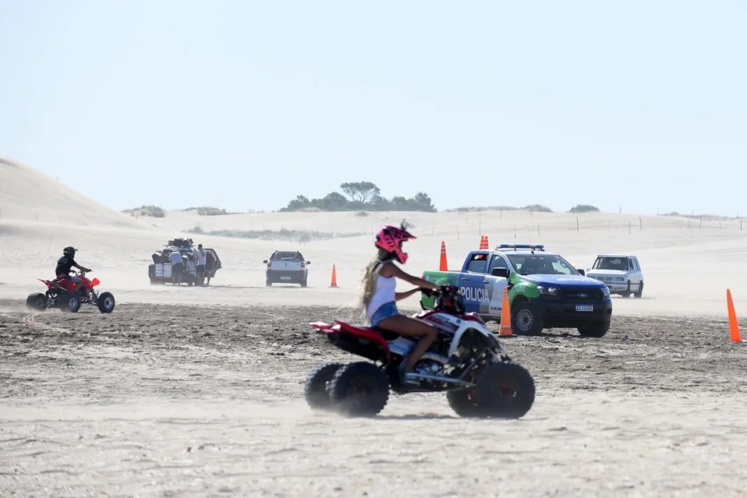 Un joven volcó con su cuatriciclo en la playa y está en estado crítico