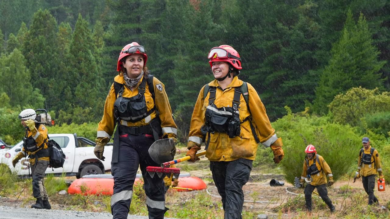 Alivio en la Cordillera: Lograron controlar el incendio en Puerto Patriada y contener el avance en Los Alerces