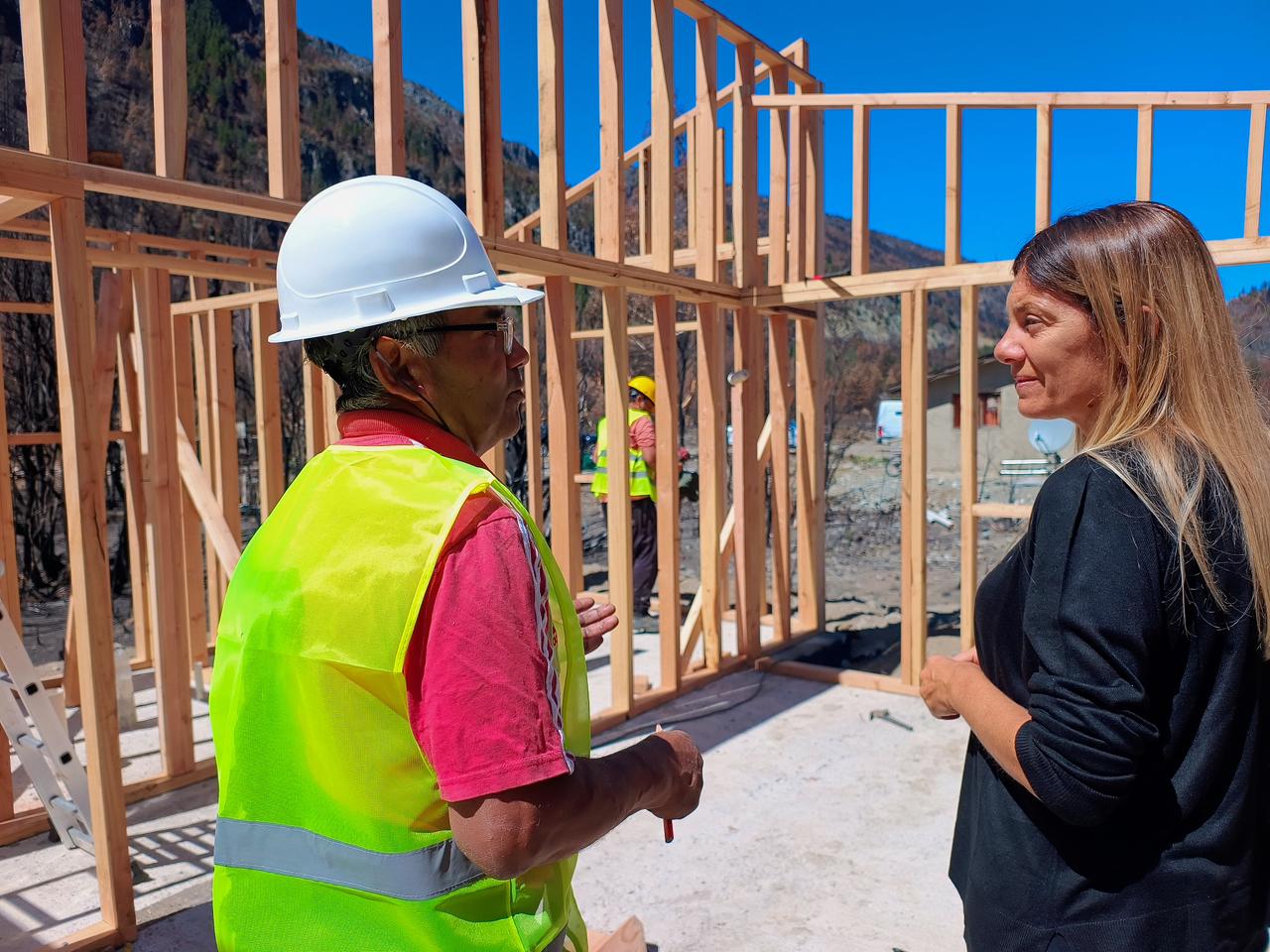 Reconstrucción de la Comarca Andina tras los incendios: el estado provincial fortalece contención social