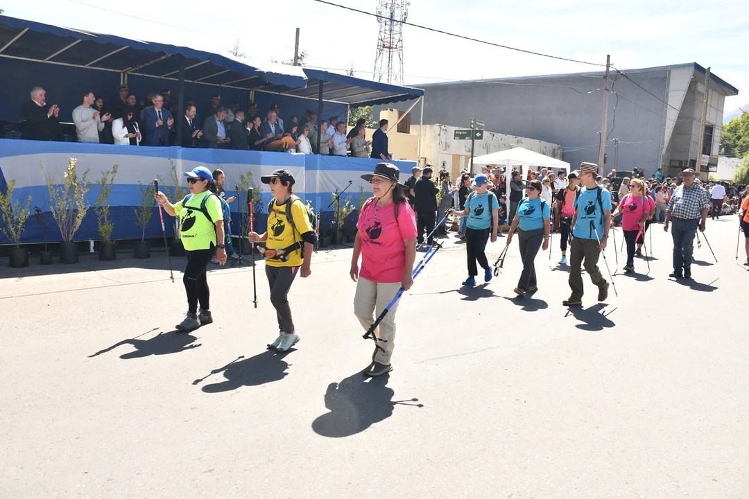 Esquel cumplió 120 años: Colorido desfile y anuncios de obras y viviendas