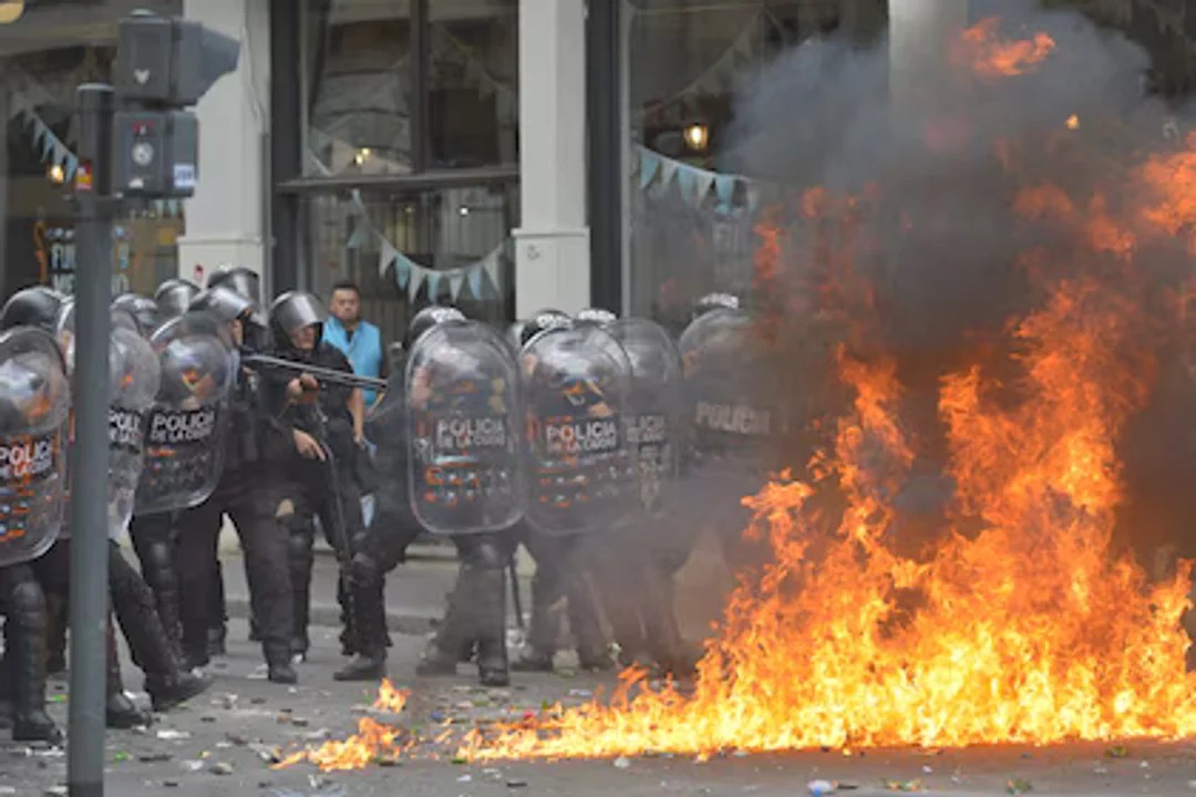 Incidentes por la reforma laboral: hubo gases, explosiones y detenidos en las afueras del Congreso