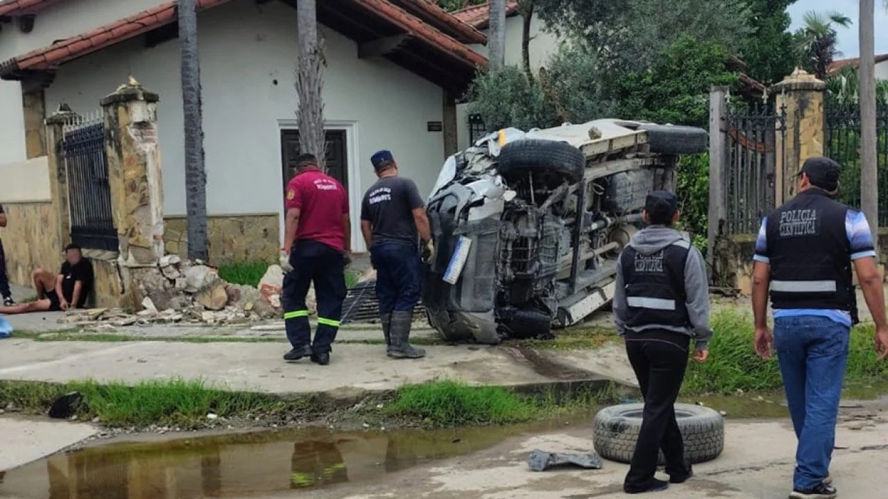 Chocaron, les incautaron 32 kilos de cocaína, la recuperaron, volvieron a chocar y están detenidos