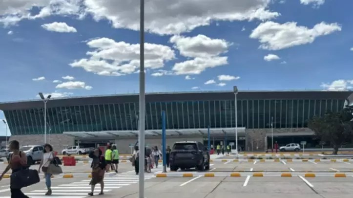 Por un insólito paquete sospechoso, demoraron un vuelo en Comodoro Rivadavia
