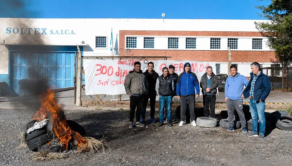 Trelew: Los trabajadores de Soltex llevan 300 días sin cobrar y piden la entrega de las instalaciones