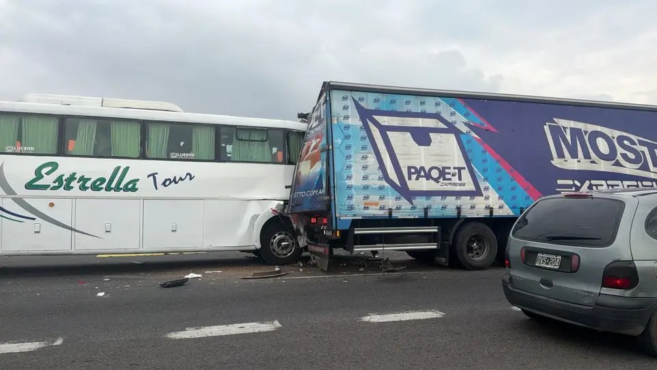 Un micro que venía de La Salada chocó contra un camión y un auto en la Ruta 9: al menos cuatro heridos