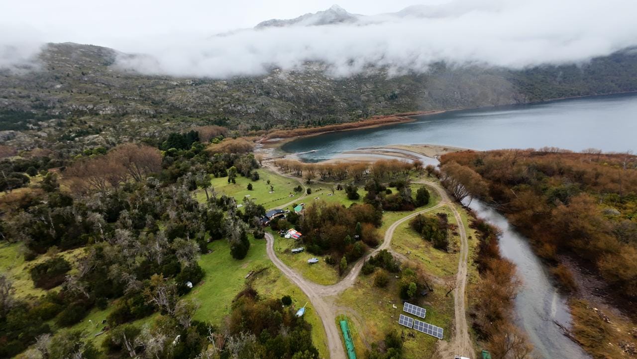 Huella Andina: avanza la construcción de una pasarela peatonal sobre el río Epuyén