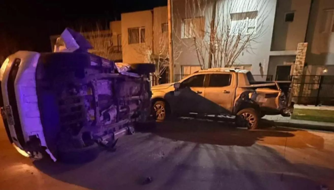 Alcohol al volante en Trelew: escapó de la Policía, chocó cuatro autos y volcó la camioneta del amigo