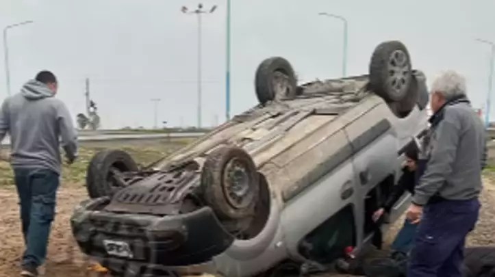 Otro vuelco en el acceso norte a Trelew: una familia hospitalizada