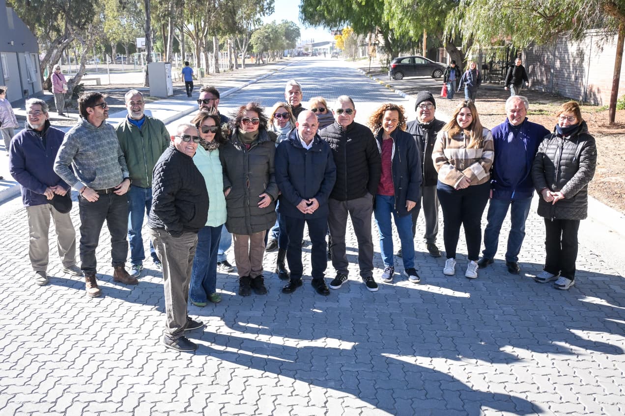 Plan Mixto en los barrios: Sastre inauguró el adoquinado de Gutyn Ebrill