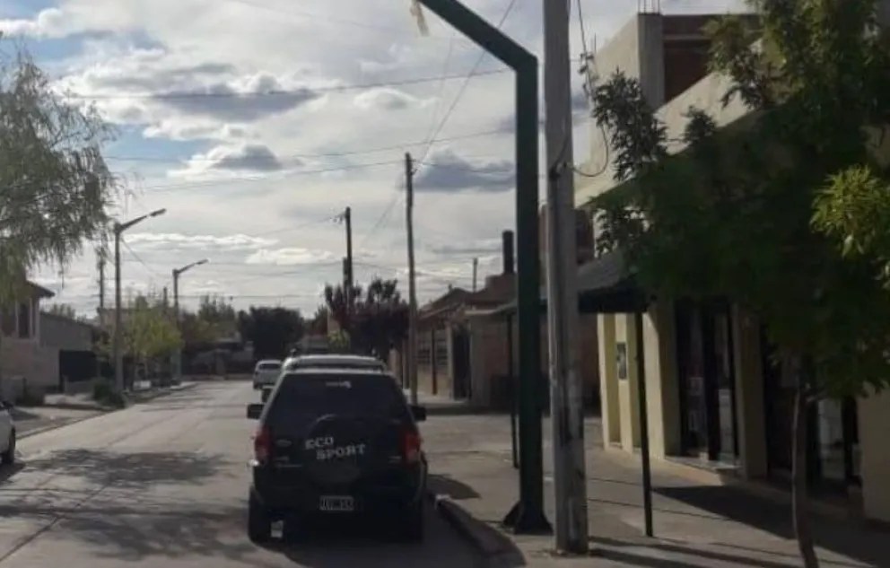 Dos delincuentes simularon estar armados y asaltaron una forrajería en Trelew