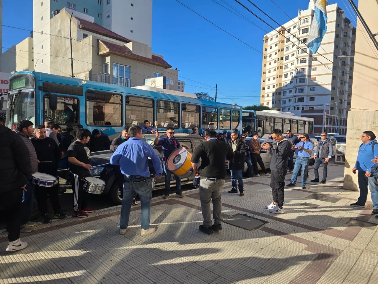 Caos vehicular en Comodoro: choferes de colectivos reclaman salarios y reincorporaciones