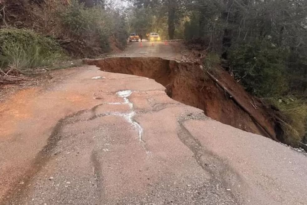 Se derrumbó parte de una ruta por un aluvión y cortó el acceso al Parque Nacional Los Alerces