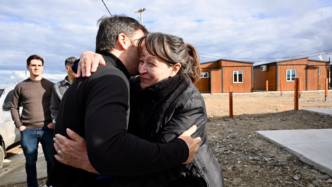 Entregaron las primeras viviendas a familias afectadas por el derrumbe del Cerro Hermitte