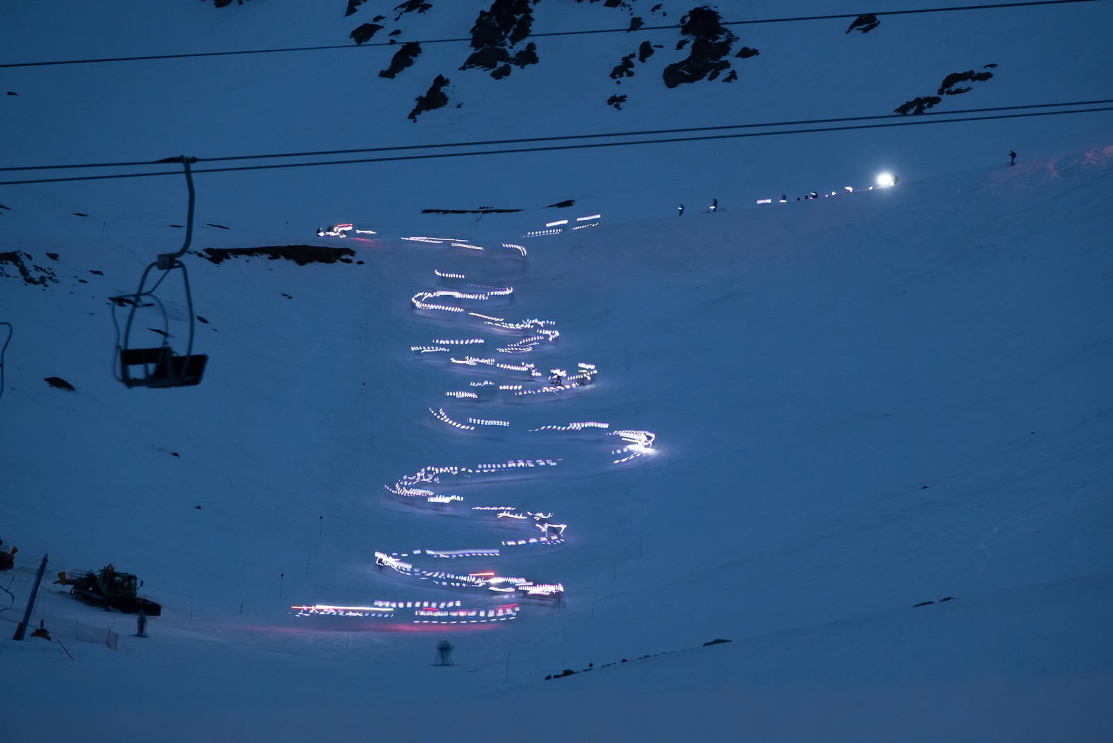 Esquel: Más de 1000 esquiadores protagonizaron la bajada de las luces en La Hoya