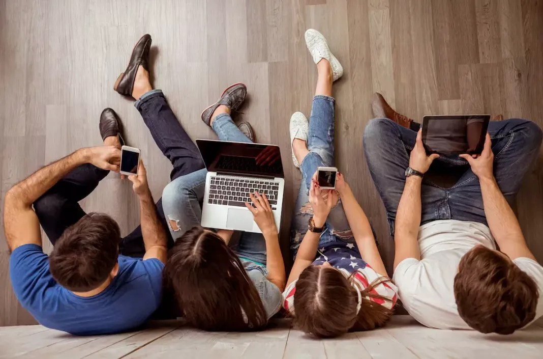 Responsabilidades en debate: OpenAI lanzó ChatGPT for Teens, pero no evita trampas escolares