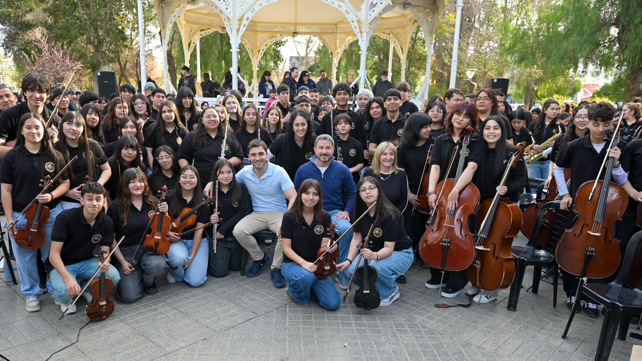 La Orquesta del barrio INTA ensayó en la Plaza antes de presentarse en el Teatro Colón