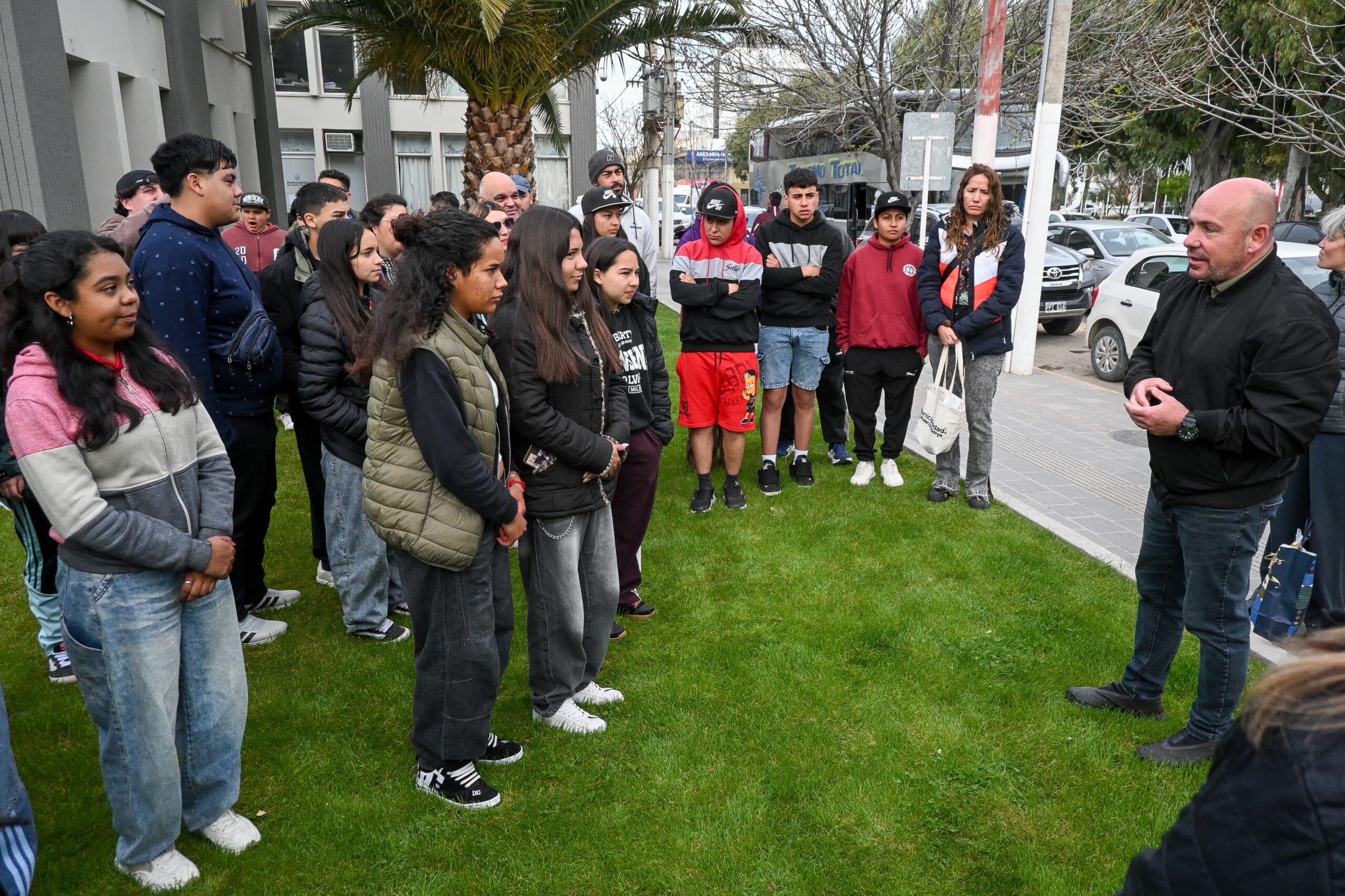 Sastre recibió a estudiantes mendocinos que visitan Madryn para conocer las ballenas
