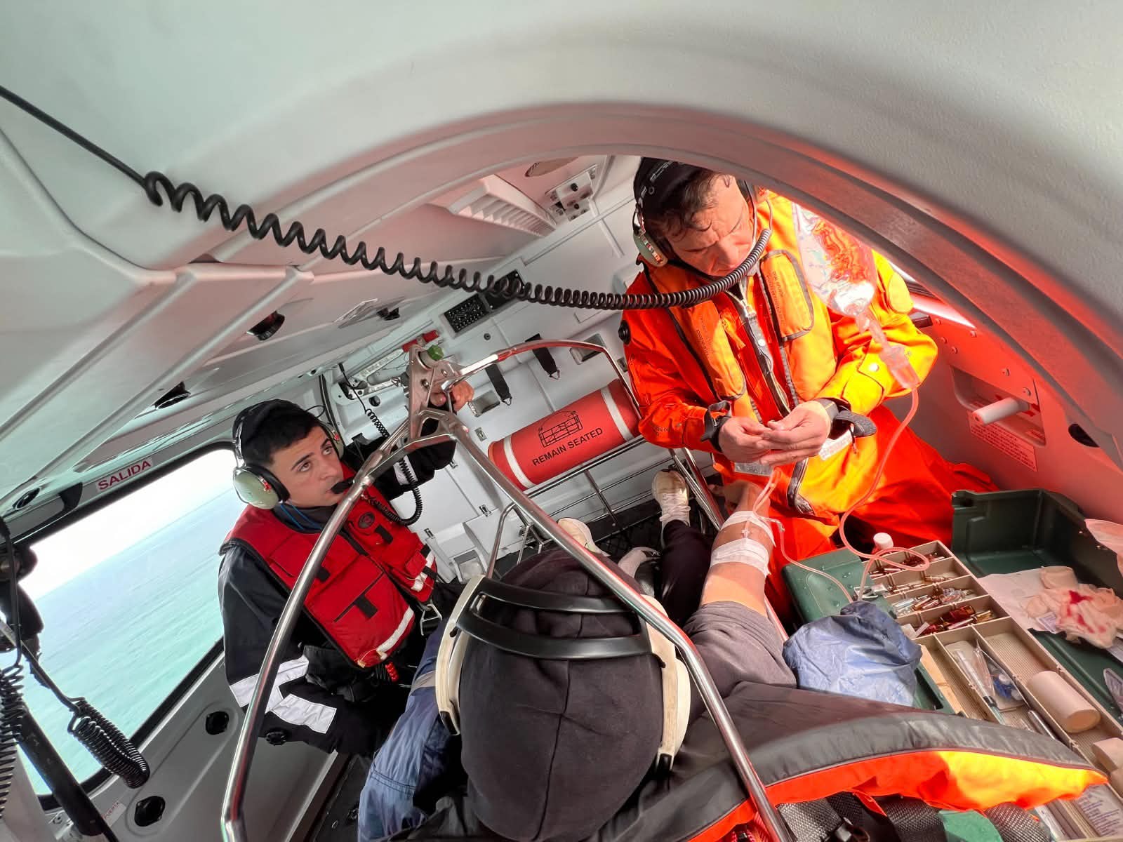 Emergencia en alta mar: Prefectura aeroevacuó a un tripulante con ACV de un pesquero portugués