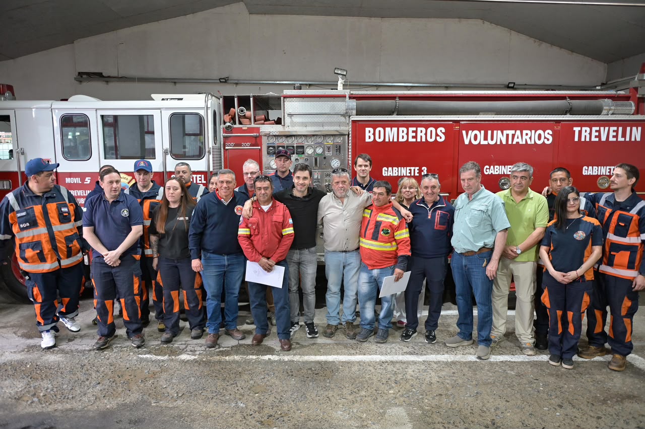 Bomberos Voluntarios de la Cordillera: Chubut comprará ocho autobombas para incendios forestales 