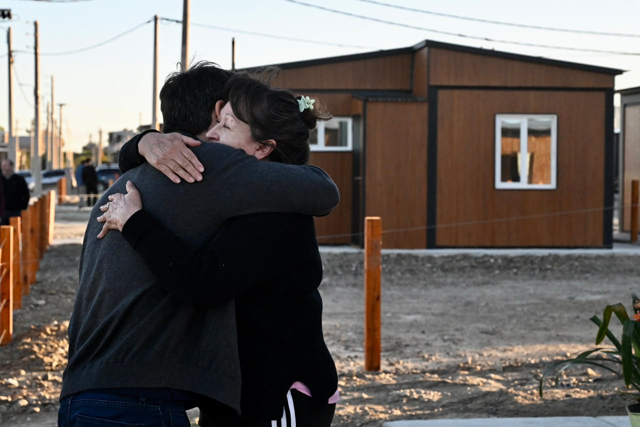 Cerro Hermitte: Entregaron otras nueve viviendas y ya son 36 las familias que recibieron una solución habitacional