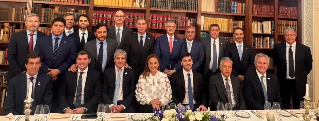 Cena con 12 gobernadores en París: Santilli negocia las PASO y tantea otros temas con las Provincias